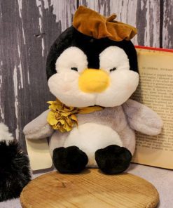 عروسک طرح پنگوئن کلاه دار