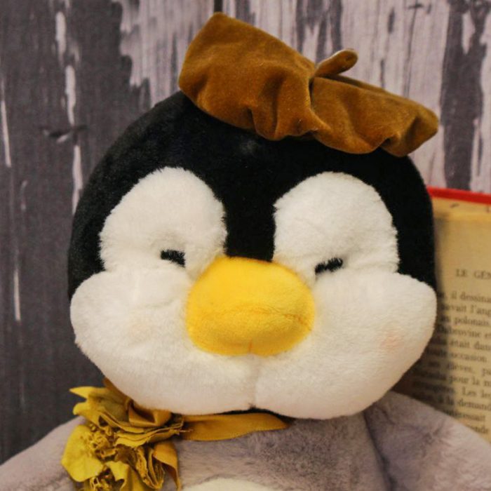 عروسک طرح پنگوئن کلاه دار